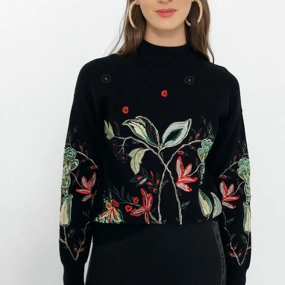 Tricot Sweater with a lovely floral embroidery